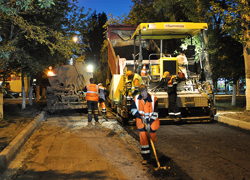 На городских магистралях дорожный ремонт ведется в ночное время